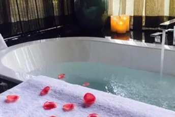 西安莲湖水疗池中的失重冥想：当身体学会漂浮